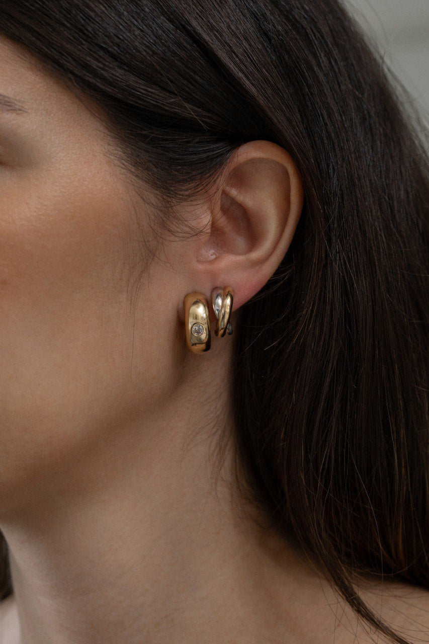 Elevate your style with these stunning gold and rhodium X-shaped earrings, designed for a modern and chic look. Crafted from hypoallergenic materials, they are perfect for effortless elegance and everyday comfort.