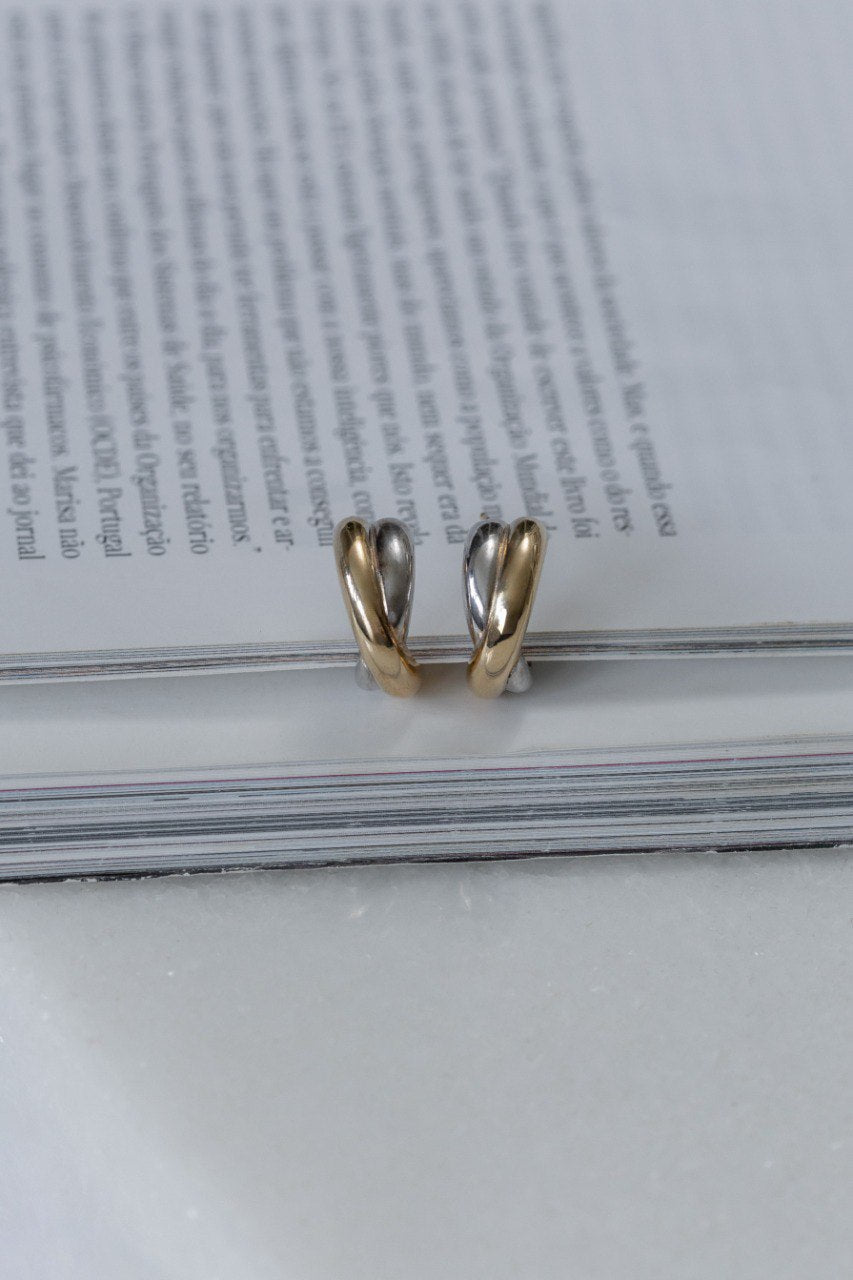 Elevate your style with these stunning gold and rhodium X-shaped earrings, designed for a modern and chic look. Crafted from hypoallergenic materials, they are perfect for effortless elegance and everyday comfort.